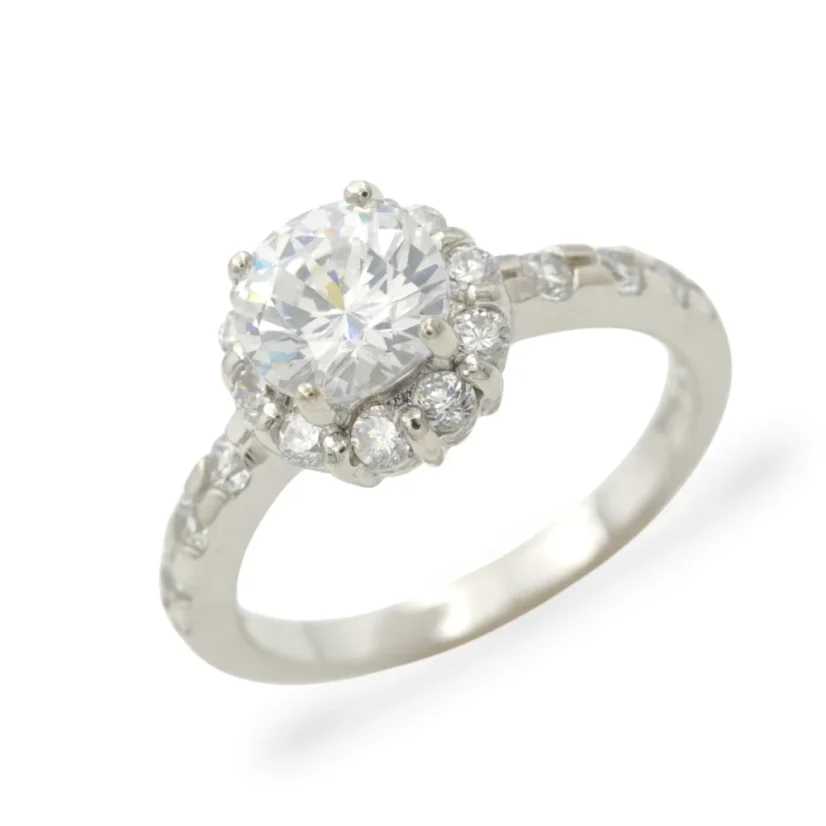 Stříbrný prsten s výrazným centrálním zirkonem