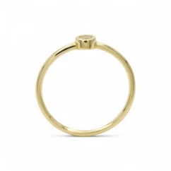 Jemný zlatý zásnubní prsten s čirým zirkonem