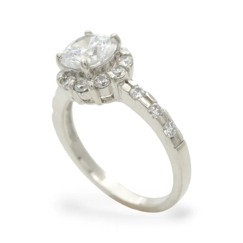 Stříbrný prsten s výrazným centrálním zirkonem