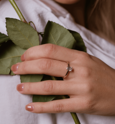 Zlatý zásnubní prsten s oválným zirkonem