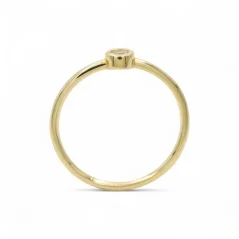 Jemný zlatý zásnubní prsten s čirým zirkonem