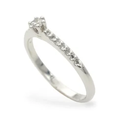 Zásnubní stříbrný prsten osázený zirkony