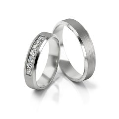 Zlaté snubní prsteny zdobené přírodními diamanty