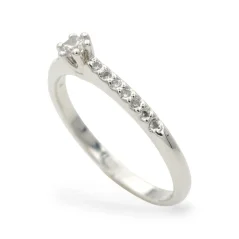 Zásnubní stříbrný prsten osázený zirkony