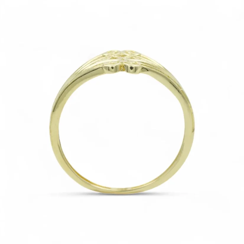 Jemný zlatý prsten s designovým vzorem