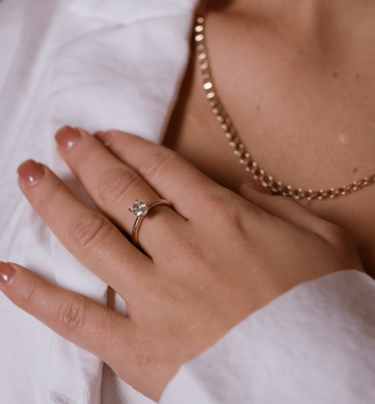 Zlatý zásnubní prsten s oválným zirkonem - Velikost: 55