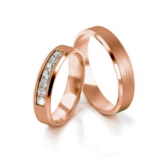 Zlaté snubní prsteny zdobené přírodními diamanty