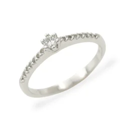 Zásnubní stříbrný prsten osázený zirkony