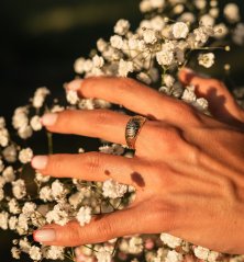 Elegantní zlatý prsten s gravírováním 2,07g