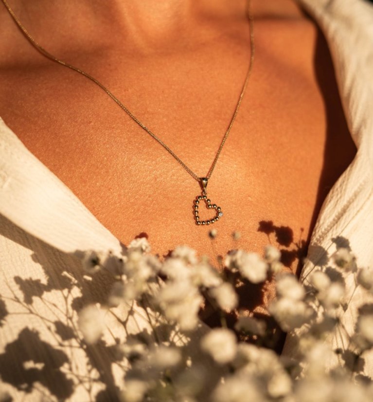 Zlatý přívěsek Srdíčko s kamínkem 0,83g