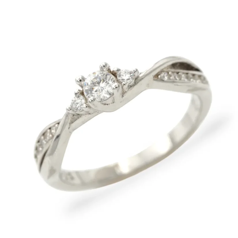 Zásnubní prsten ze stříbra zdobený zirkony