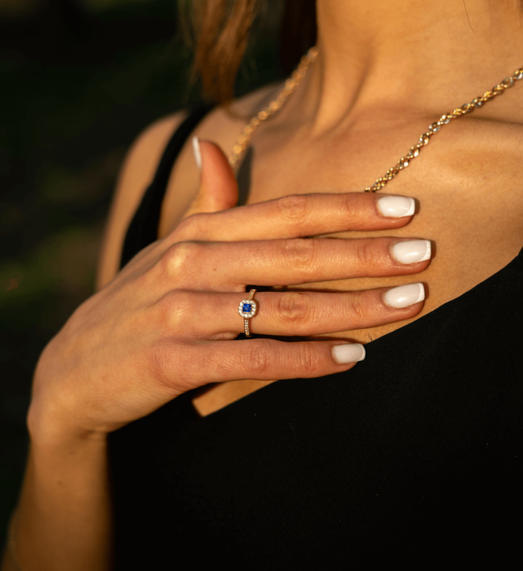 Zlatý prsten se Safírem a zirkony 1,75g