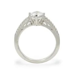 Stříbrný zásnubní prsten s čirými zirkony