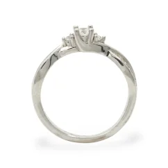 Zásnubní prsten ze stříbra zdobený zirkony