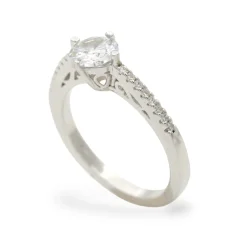 Stříbrný zásnubní prsten s čirými zirkony