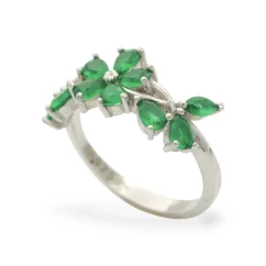 Stříbrný květinový prsten se zelenými zirkony