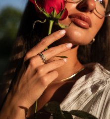 Designový zlatý prsten se zirkony