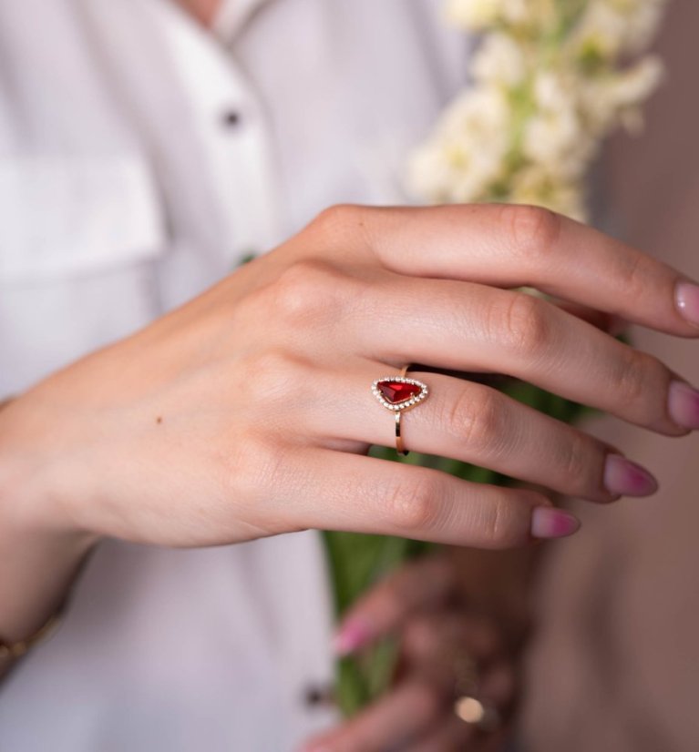 Zlatý prsten s červeným kamenem a kamínky 2,19g