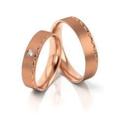 Zlatý set snubních prstenů s diamanty a jemným zdobením