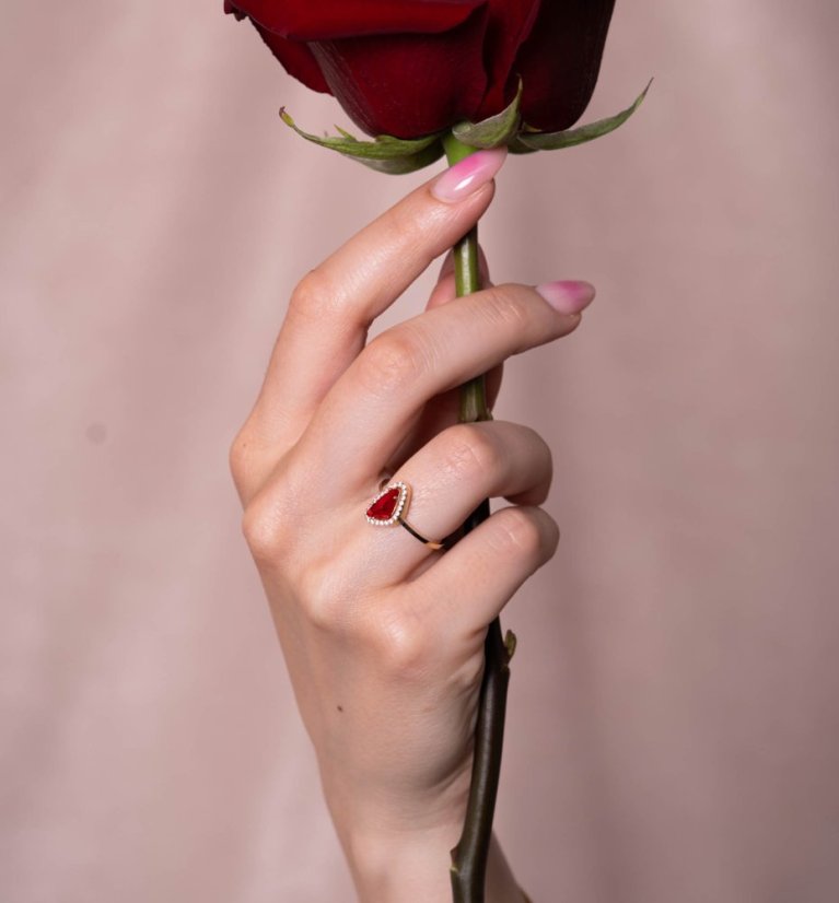 Zlatý prsten s červeným kamenem a kamínky 2,19g