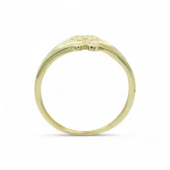 Jemný zlatý prsten s designovým vzorem